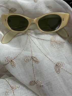 Vintage-1950s Cream Cat Eye Sunglasses - Unbranded